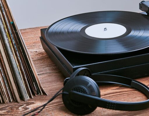 Where to Shop for Vinyl Records Online (2026): Discogs, Bandcamp, Ebay
