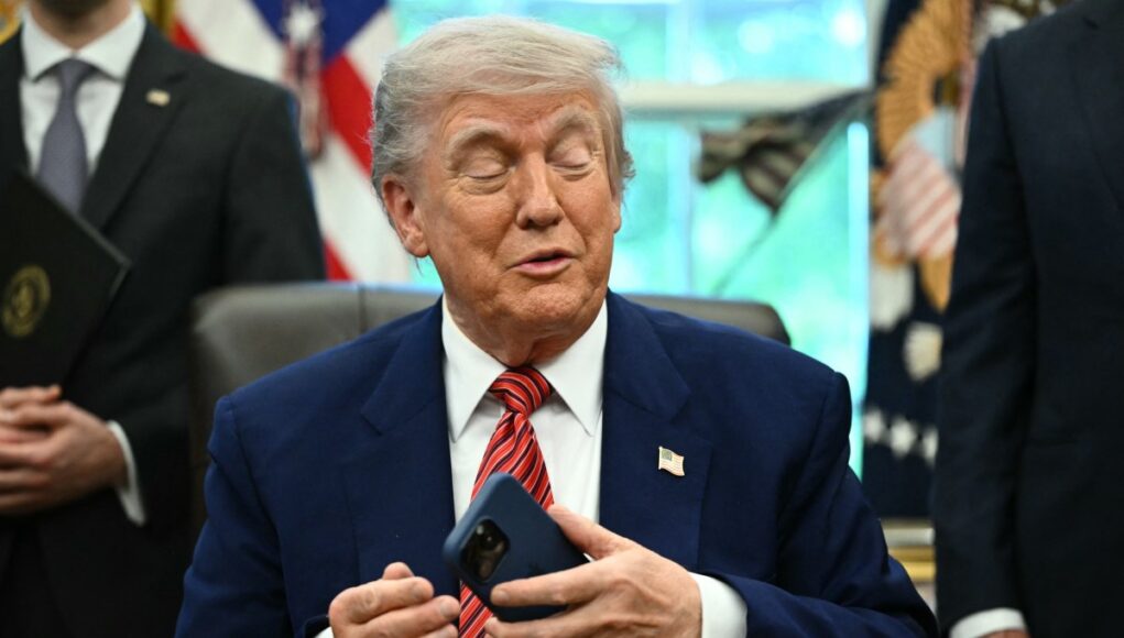 donald-trump-cellphone.jpg